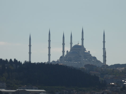 Die Çamlıca-Moschee, mit Platz für 63.000 Gläubige die größte Moschee der Türkei, eröffnet im Jahre 2019.