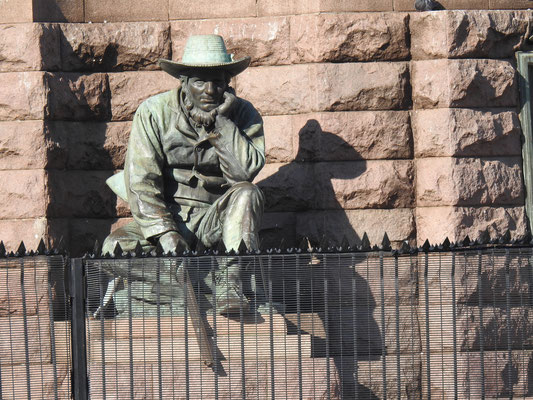 Denkmalfigur am Fuße des Paul Kruger - Denkmals am Church Square in Pretoria