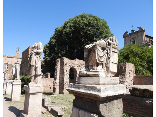 kopflose Statuen auf dem Forum Romanum