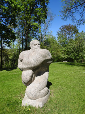 Naturstein-Skulptur des Bildhauers Indulis Ranka im Gauja Nationalpark auf dem Dainu-Berg