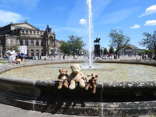 Wir - Kasimir, Cäsar, Fredi und Kerl - auf dem Theaterplatz am Brunnen vor der Semperoper