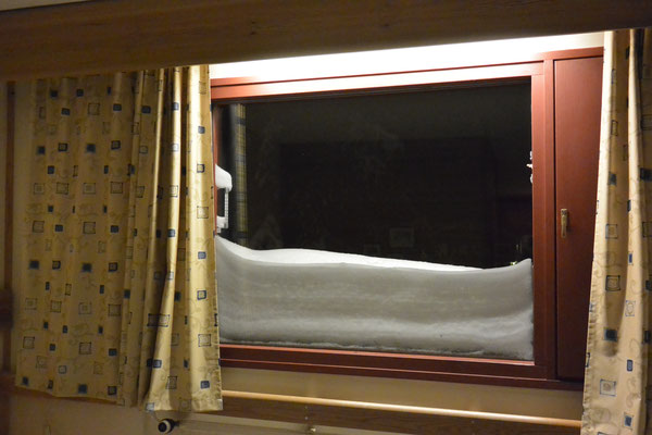 Unser Blick aus dem Fenster unseres Zimmers, soweit es der Schnee zuläßt.