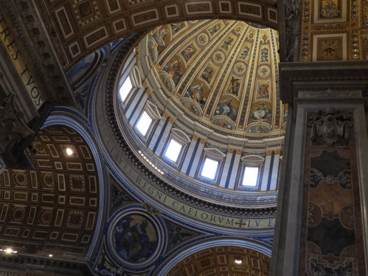 Decke und Säulen im Petersdom