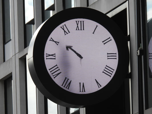 man in the clock, London; auf dem Weg den Pinsel für die neue Uhrzeit zu holen