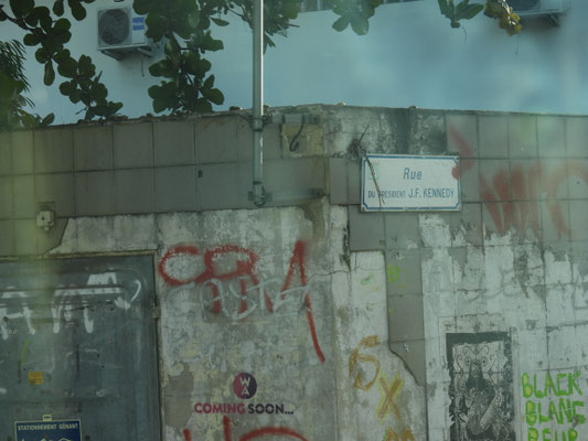 Und? Entdeckt? Die Straße ist John F. Kennedy gewidmet.