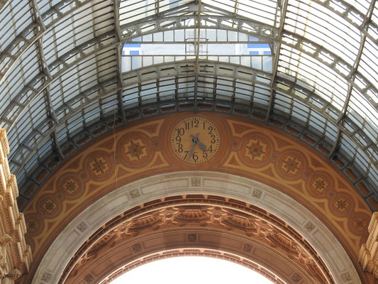 Uhr in der Galleria Vittorio Emanuele II; hier stürzte der Architekt der Galleria, Giuseppe Mengoni, zu Tode