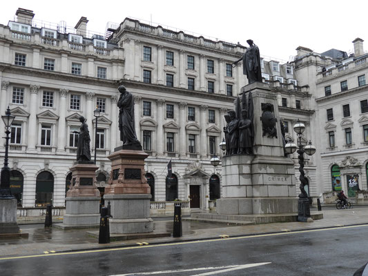 Denkmalgruppe am Waterloo Place, London (vorne links Florence Nightingale, Begründerin der modernen westlichen Krankenpflege; im Vordergrund Sidney Herbert, 1. Baron Herbert of Lea, der sich im Krim-Krieg verdient gemacht hat)