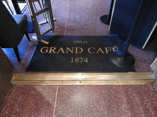 Tief Luft holen und feierlich eintreten ins Grand Cafe