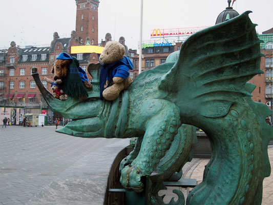 Cäsar, Fredi und Kasimir auf einem Drachen vor dem Rathaus in Kopenhagen