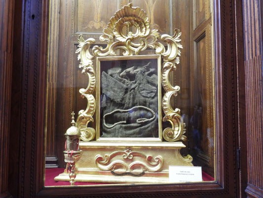 ein Originalgewand von Franz von Assisi; in 2026 liegt sein Todestag 800 Jahre zurück