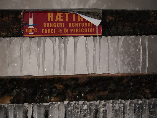 Ist das nicht "jeck"? Eiszapfen und zugleich 100 Grad heißes Wasser