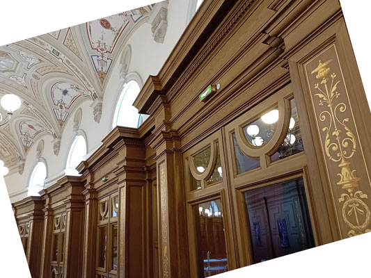 Holzvertäfelung in der Semperoper? Falsch! Stuck, der so bemalt wurde, dass es wie Holz aussieht.