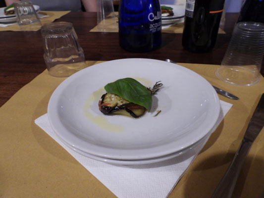 eine Vorspeise: Auberginen-Tomate-Mozzarella-Turm