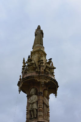 Doulton Fountain Glasgow, mit 14 Meter Höhe und mehr als 21 Meter Basisdurchmesser der größte und besterhaltenste Terracotta-Brunnen der Welt