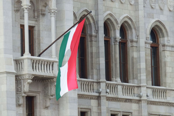 Ungarisches Parlament - äh, ein Loch in der Flagge? Aaah, da wurde 1956 das sozialistische Wappen rausgeschnippelt.