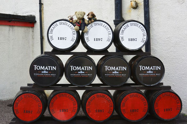 Kasimir, Cäsar und Fredi besichtigen die Whisky-Destillerie in Inverness, Schottland