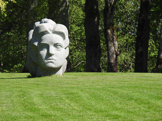 Naturstein-Skulptur des Bildhauers Indulis Ranka im Gauja Nationalpark auf dem Dainu-Berg