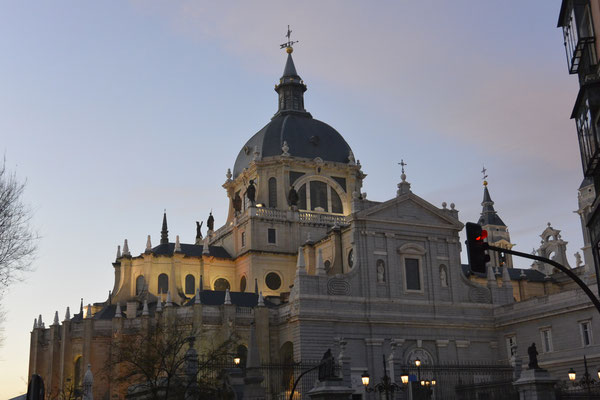 Santa María la Real de La Almudena in der Dämmerung