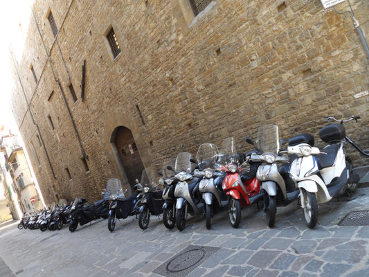 wie überall in Italiens Städten Rollerarmada