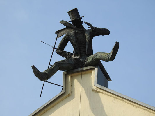 Skulptur "Kaminkrėtys" ("Der Schornsteinfeger")  am Ufer der Danė , ein Geschenk des Unternehmens "Pamario restauratorius"