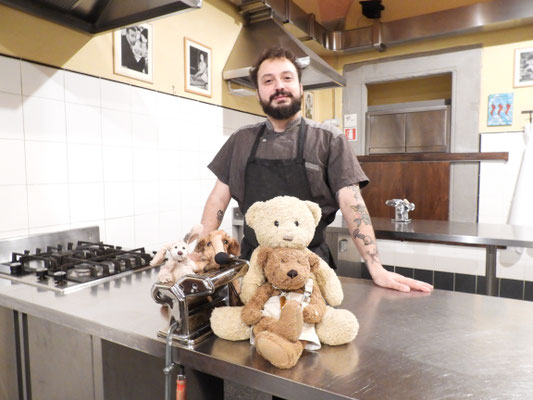 Wir mit Giacomo, einer der Köche.