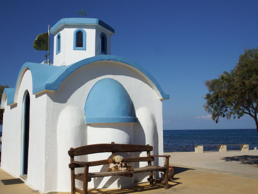 wir - Kasimir, Cäsar, Fredi und Kerl - vor einer typisch griechischen Kapelle auf Kreta