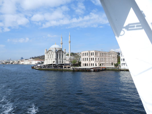 Ortaköy-Moschee am Ufer des Bosporus