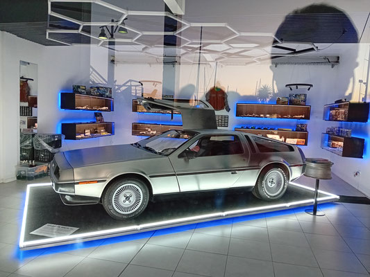 Wer von Euch kennt den Wagen? Jaha! Der DeLorean aus dem Film "Zurück in die Zukunft"!