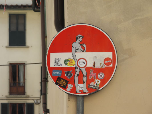 Street Art auf Verkehrsschild in Florenz