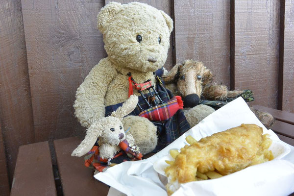 Kasimir, Cäsar und Fredi geniessen landestypisch fish 'n' chips mit salt 'n' vinegar (Malzessig, hmmm)