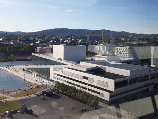Blick von der obersten Etage des Munch Museums auf die Oper Oslos