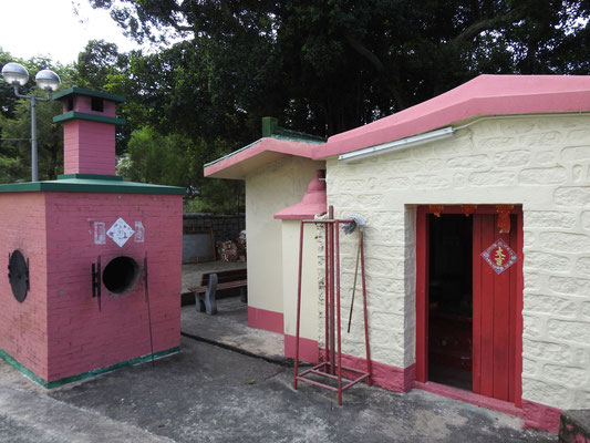 Tempel und Wünscheverbrennungsofen in Tai O