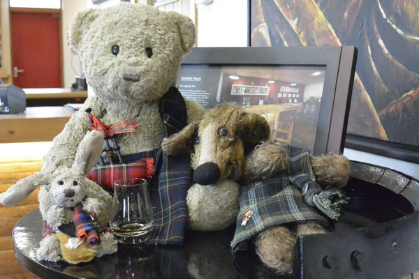 Kasimir, Cäsar und Fredi verkosten Whisky in der Destillerie in Inverness, Schottland