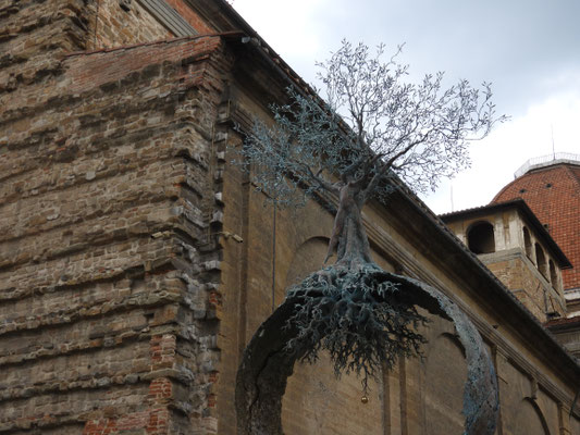 temporäre Skulptur vor der Kirche San Lorenzo