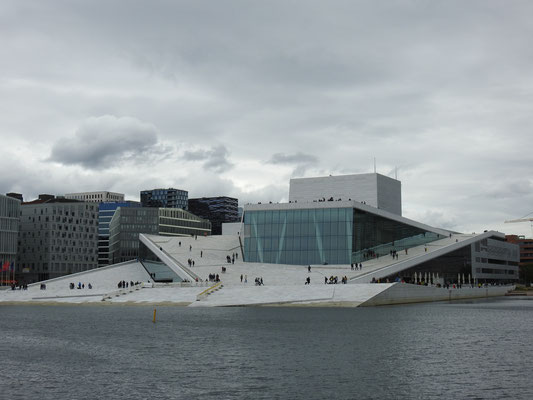 Blick vom Hafen auf die Oper Oslos