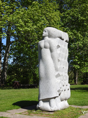 Naturstein-Skulptur des Bildhauers Indulis Ranka im Gauja Nationalpark auf dem Dainu-Berg