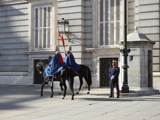 Pferderundgang vorm Palacio Real, Madrid