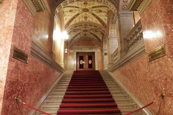 Wow! Aufgang zum Innenbereich der Ungarischen Staatsoper