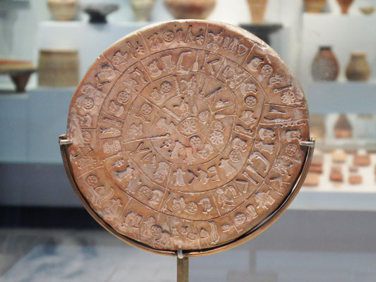 Museum, Heraklion - Diskos von Phaistos aus der Bronzezeit; Der Diskos ist der erste bekannte „Druck mit beweglichen Lettern“ der Menschheit. Zum ersten Mal wurde ein kompletter Textkörper mit wiederverwendbaren Zeichen produziert!