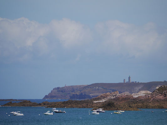 Blick vom Strand auf den Leuchtturm Cap Frehels und Fort La Latte