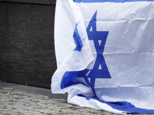 Israelflagge am Fuße des Denkmals der Helden des Warschauer Ghettos