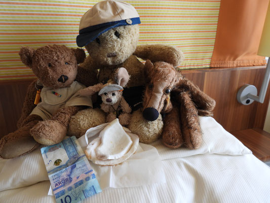 Wir haben einen Aruba-Dollar ergattert und uns frisch aufgeschlagene Kokonuss von unserem Ausflug mitgebracht, köstlich.