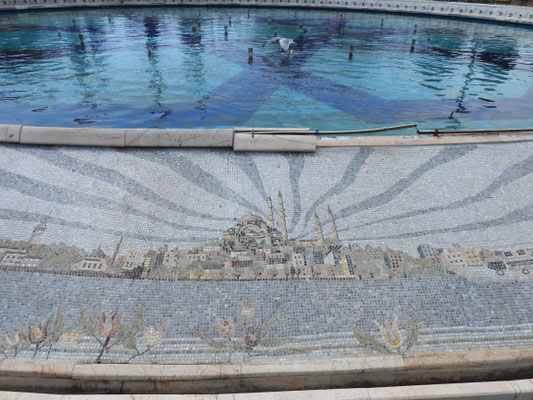 Mosaik am Brunnen im zwischen der Blauen Moschee und der Hagia Sophia gelegenen Park
