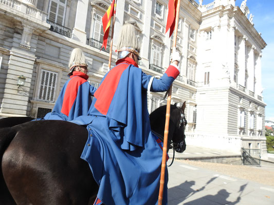 Pferderundgang vorm Palacio Real, Madrid