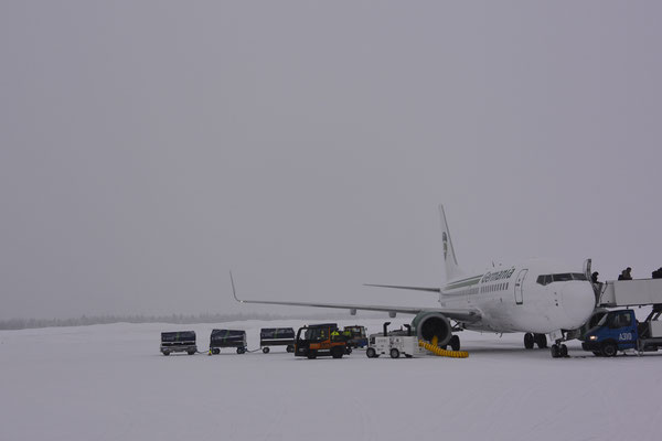 . . . und unser Flieger weit und breit alleine.