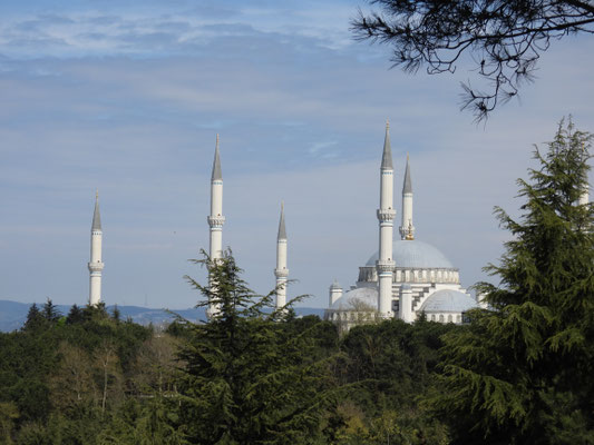 Blick auf die Çamlıca-Moschee vom Çamlıca-Hügel