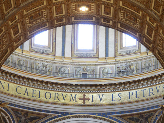 Decke und Säulen im Petersdom
