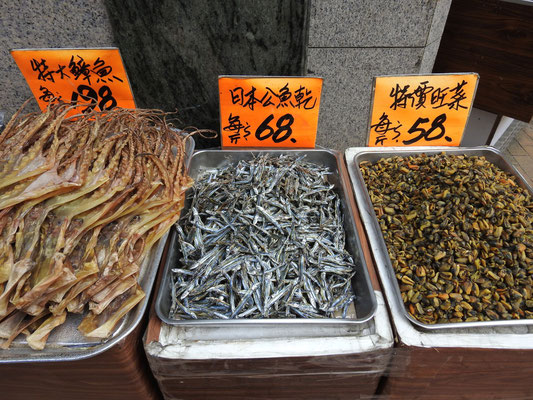 von links nach rechts: getrockneter Tintenfisch, getrocknete Sardellen, getrocknete Muscheln