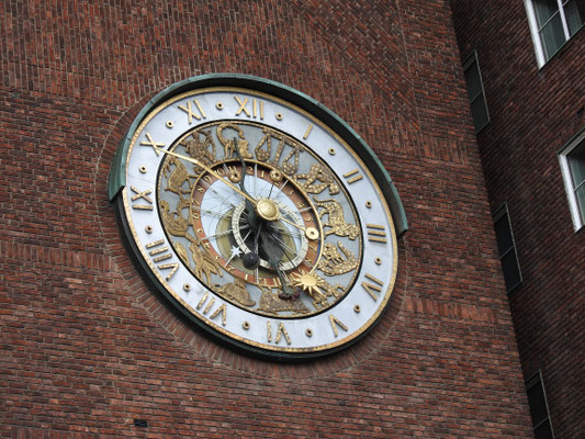 Die Uhr am Osloer Rathaus