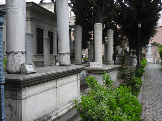 Grabessäulen in einem islamischen Friedhof in Istanbul